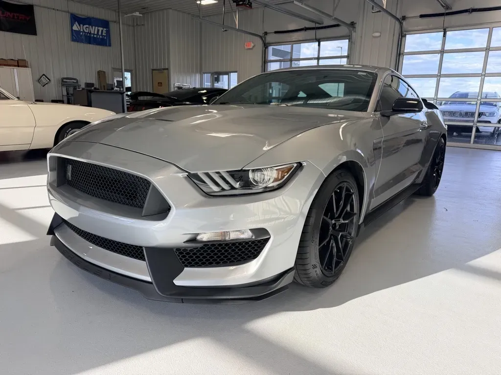 Ford Mustang photo 6