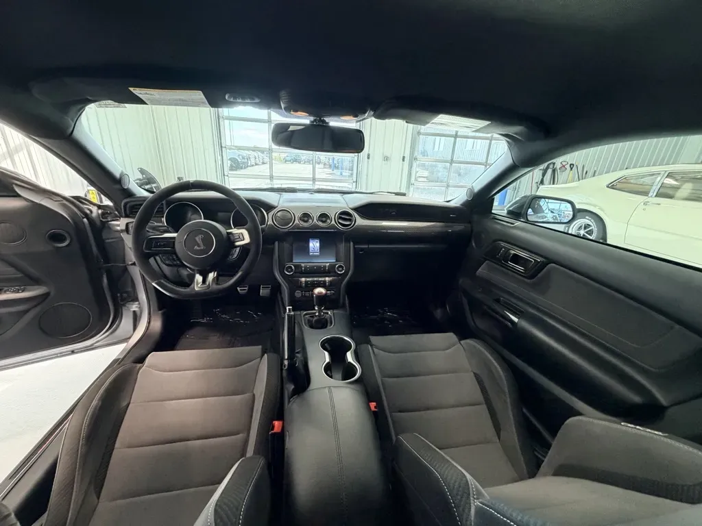 Ford Mustang photo 7