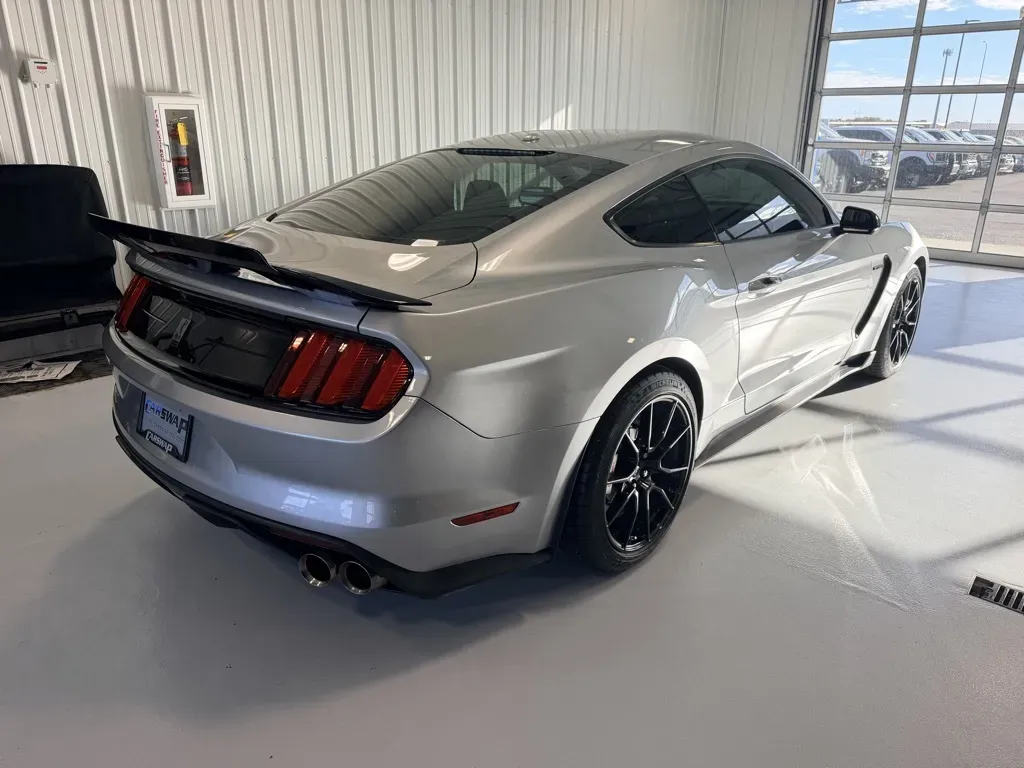 Ford Mustang photo 3