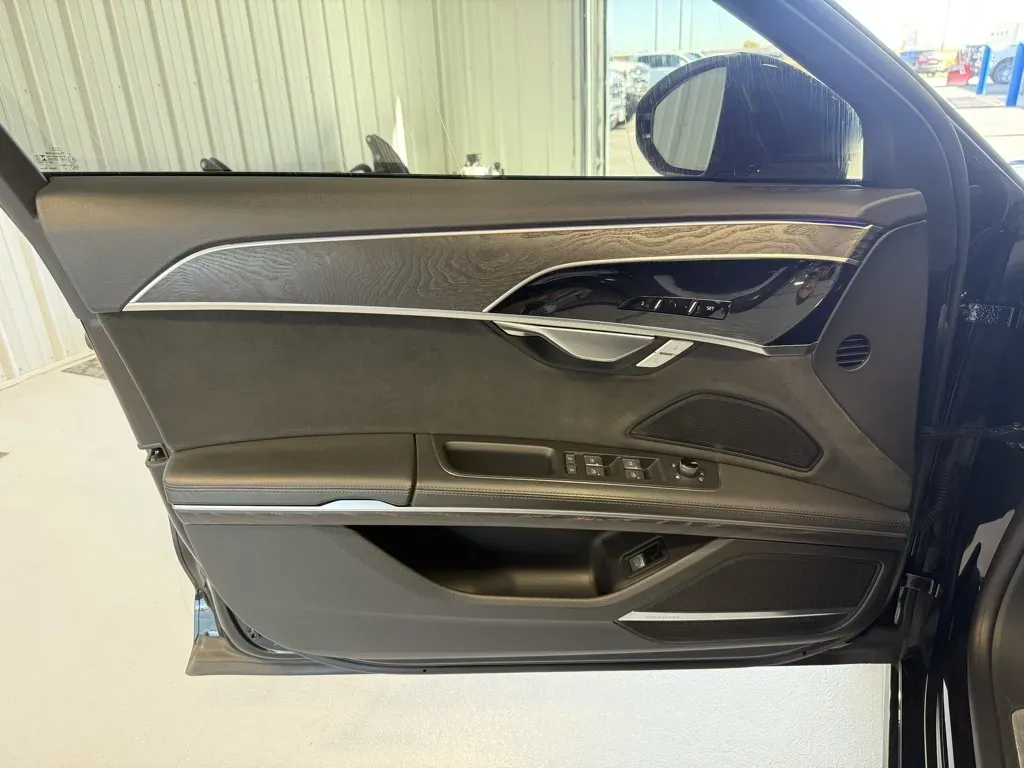 Audi A8 photo 27