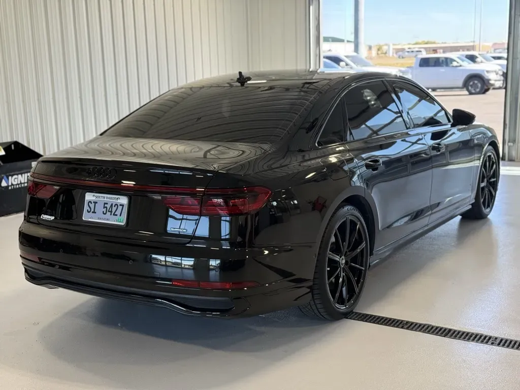 Audi A8 photo 3