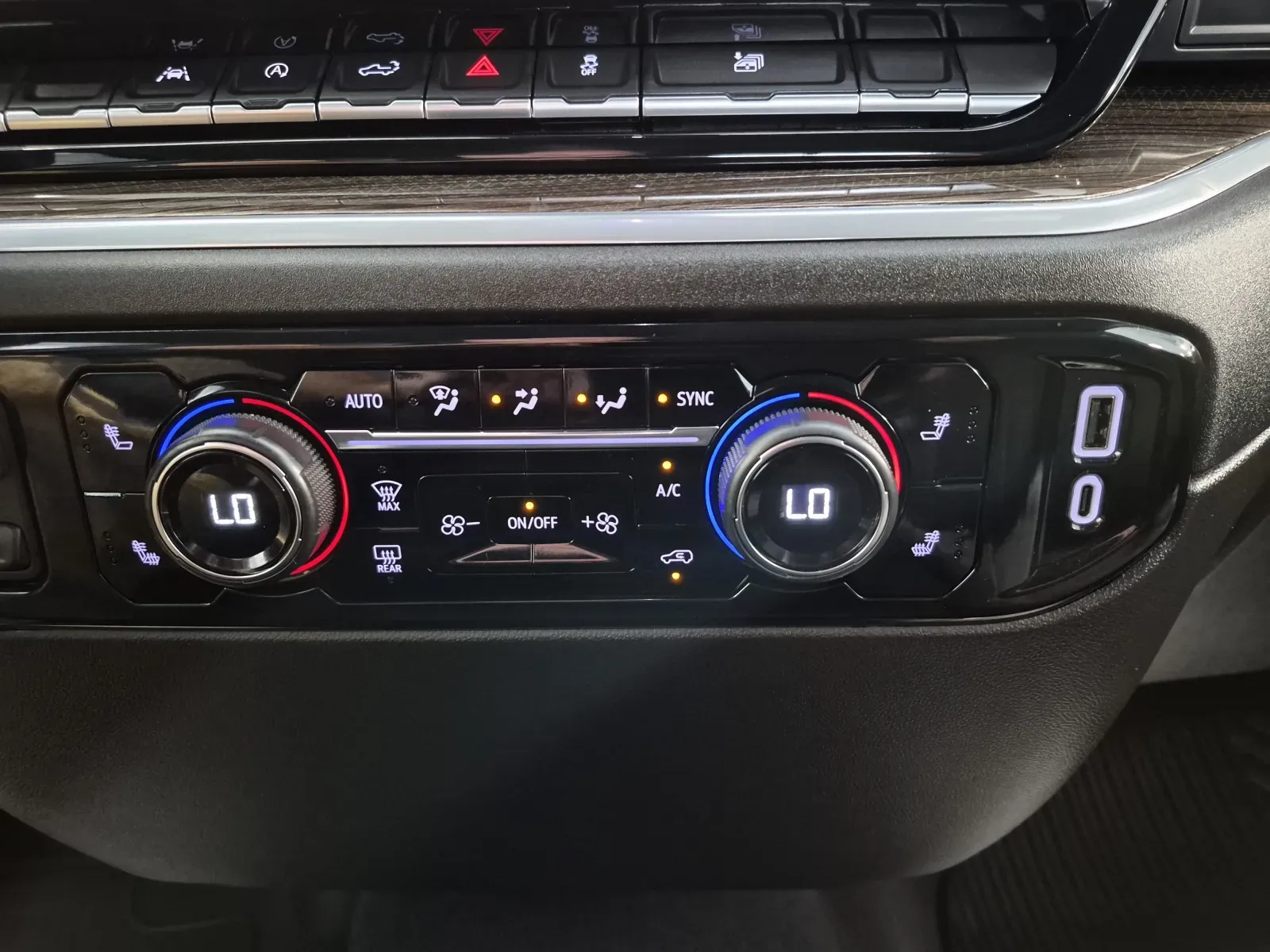 Chevrolet Silverado photo 22