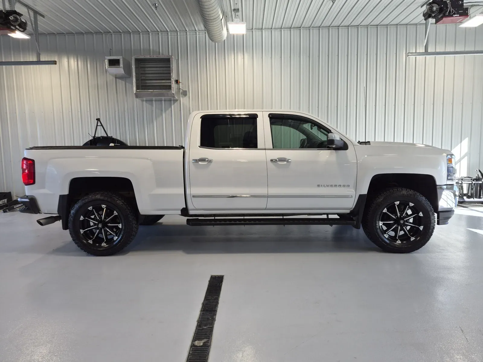 Chevrolet Silverado photo 2