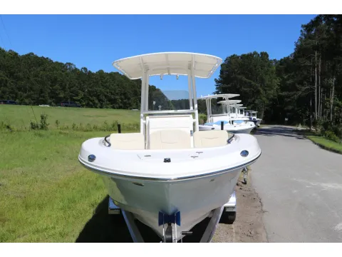 Another view of 2026 Robalo R200 Center Console for sale in Bluffton, SC at Longshore Boats Bluffton