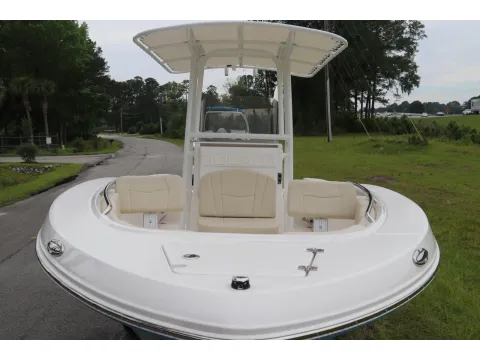 Another view of 2026 Robalo R200 Center Console for sale in Bluffton, SC at Longshore Boats Bluffton