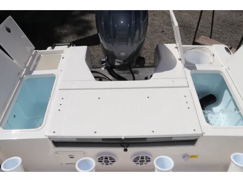 More photos of 2027 Robalo 226 Cayman at Longshore Boats Bluffton, SC