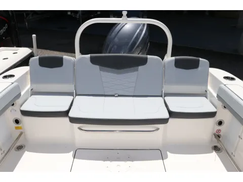 More photos of 2027 Robalo R207 Dual Console at Longshore Boats Bluffton, SC