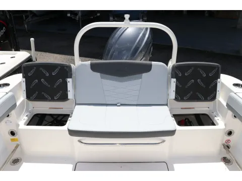 More photos of 2027 Robalo R207 Dual Console at Longshore Boats Bluffton, SC