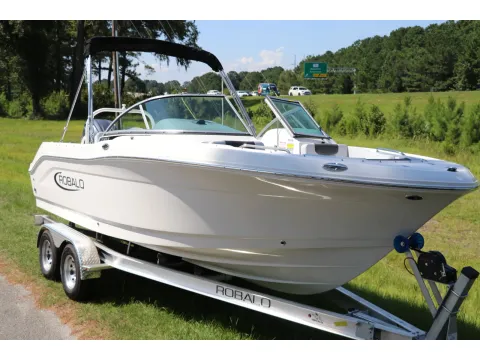 Photos of 2027 Robalo R207 Dual Console for sale in Bluffton, SC at Longshore Boats Bluffton