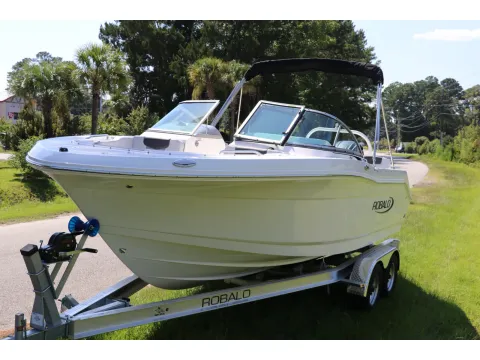 More photos of 2027 Robalo R207 Dual Console at Longshore Boats Bluffton, SC
