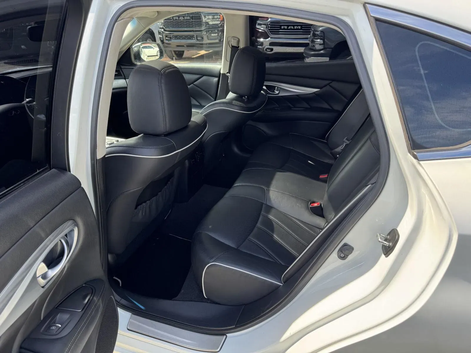 2018 INFINITI Q70 LUXE - Photo 7
