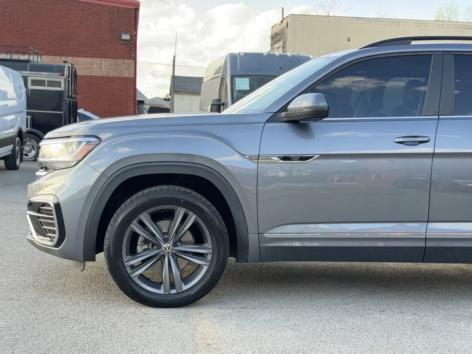 More photos of 2021 Volkswagen Atlas V6 SE R-Line at Angel Motors Inc, TN