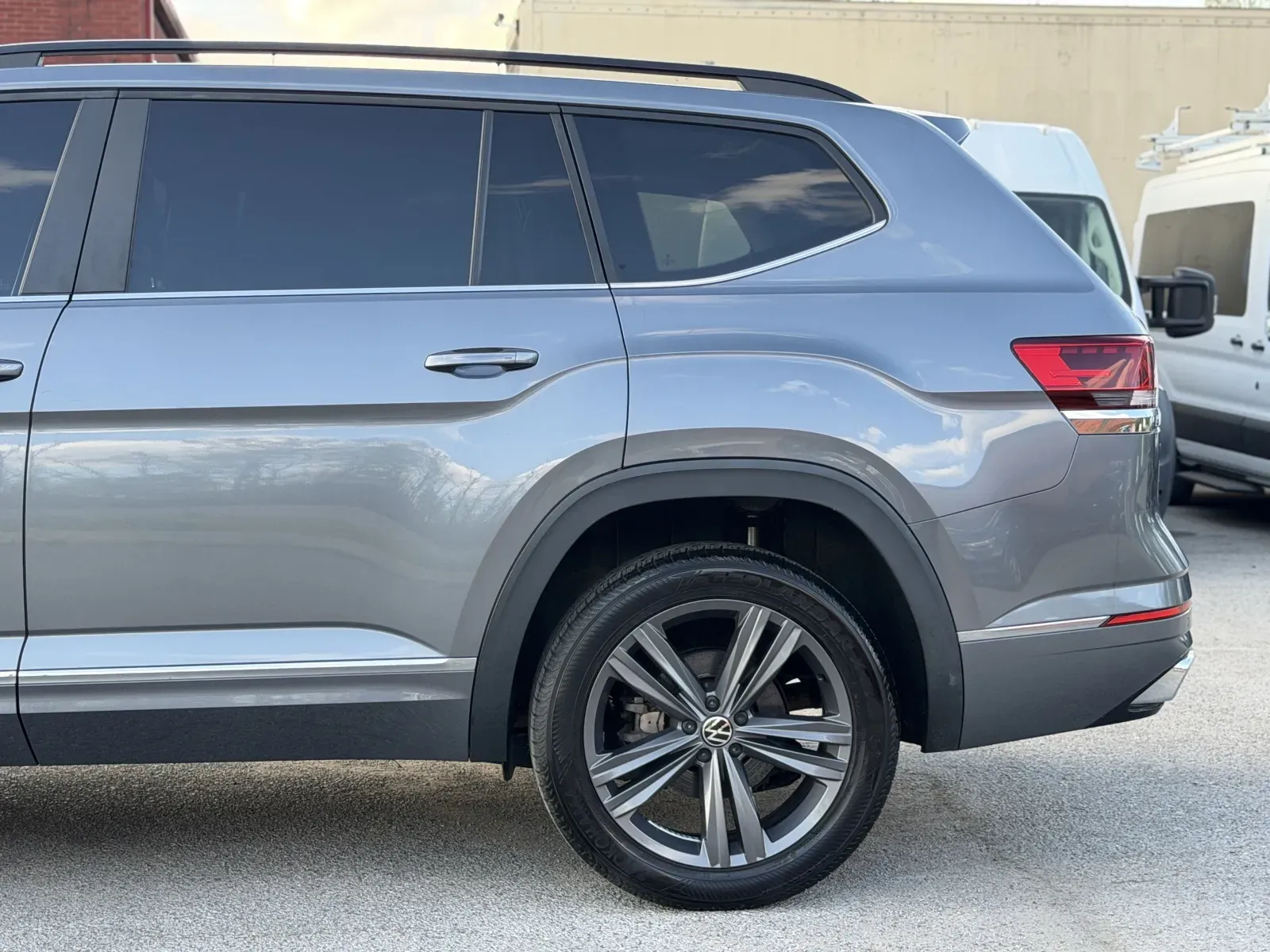 More photos of 2021 Volkswagen Atlas V6 SE R-Line at Angel Motors Inc, TN