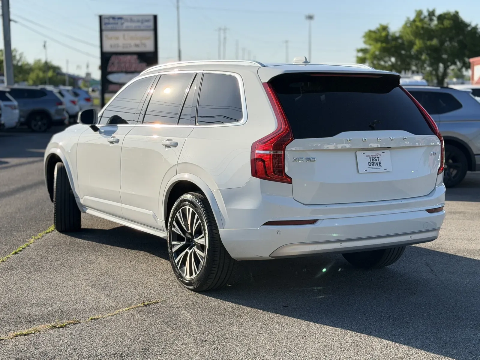 More photos of 2022 Volvo XC90 T5 Momentum at Angel Motors Inc, TN