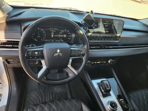 Photos of 2024 Mitsubishi Outlander for sale in Lake Havasu City, AZ at Martin Swanty's Paradise Auto