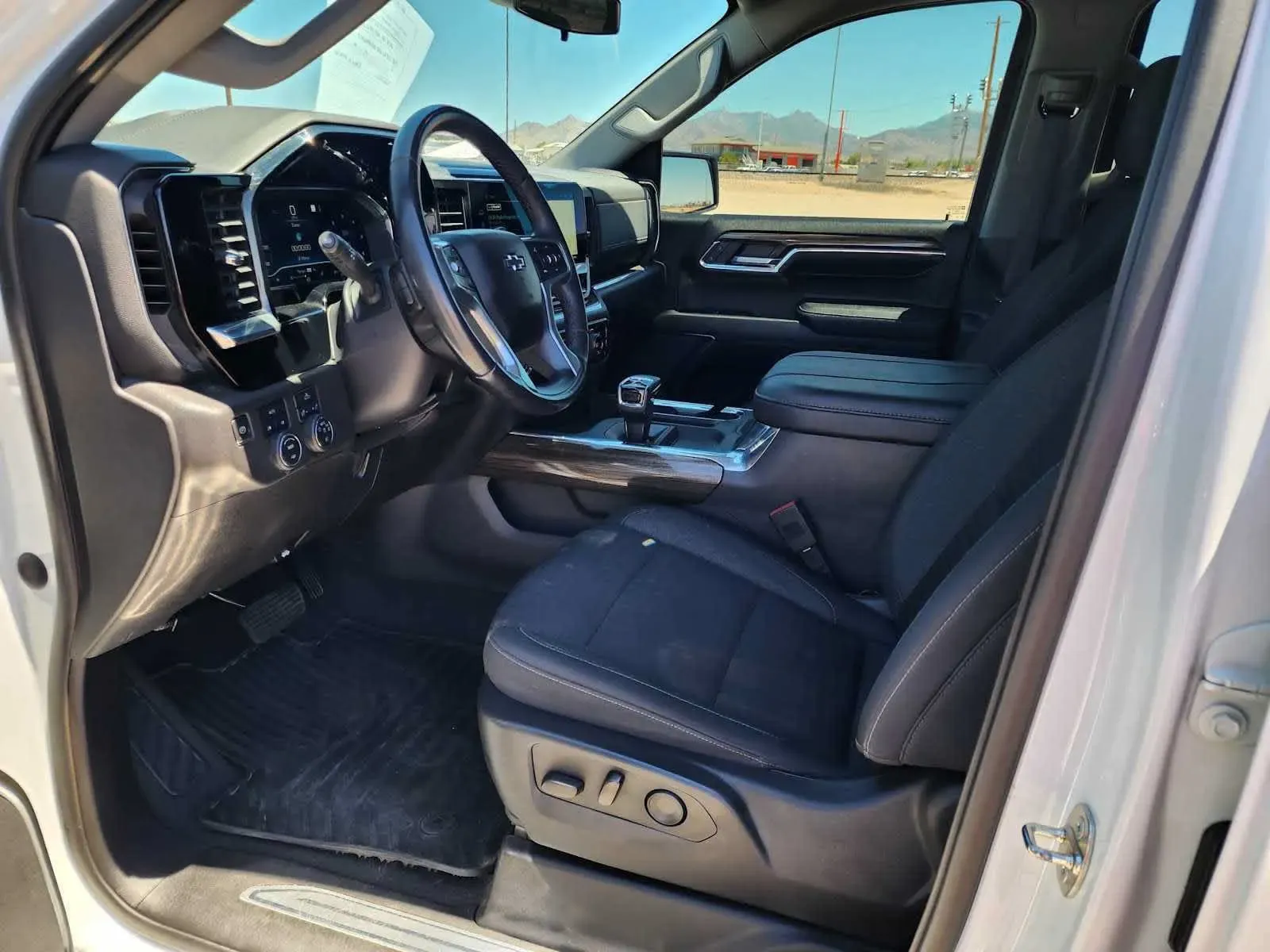 Chevrolet Silverado photo 17