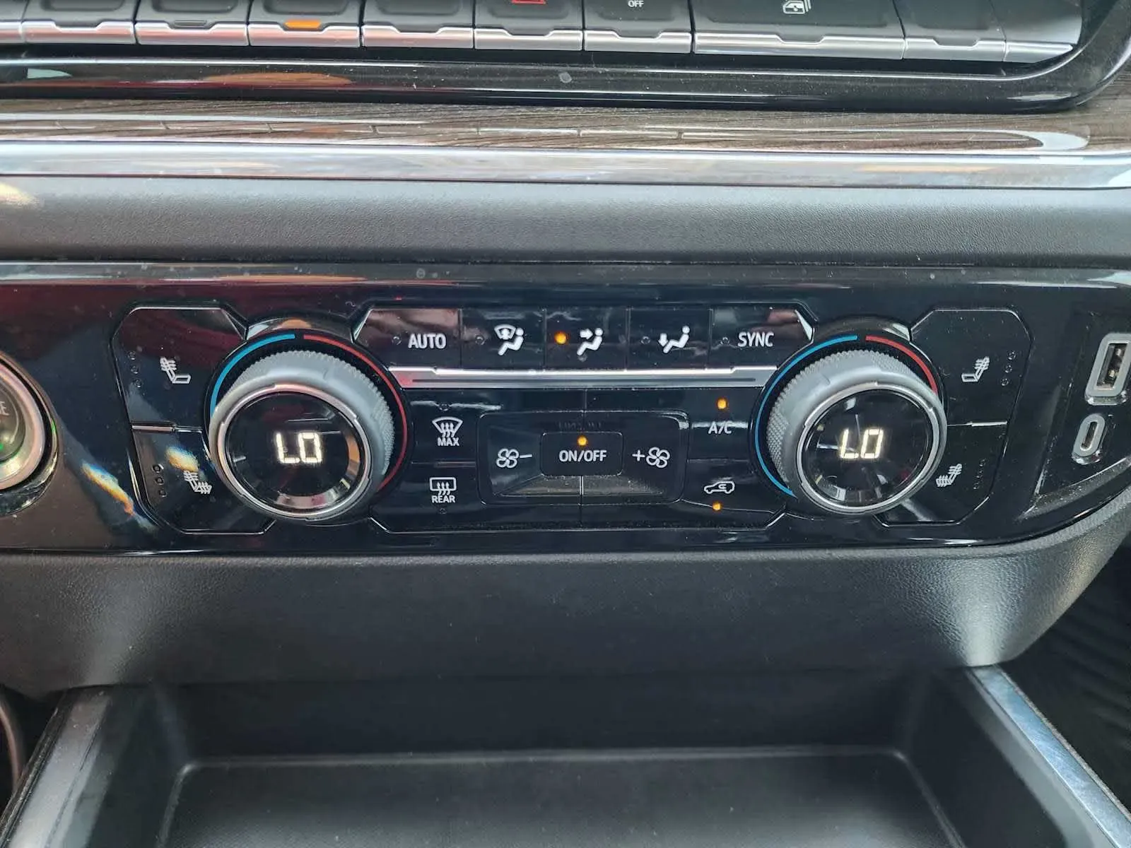 Chevrolet Silverado photo 27