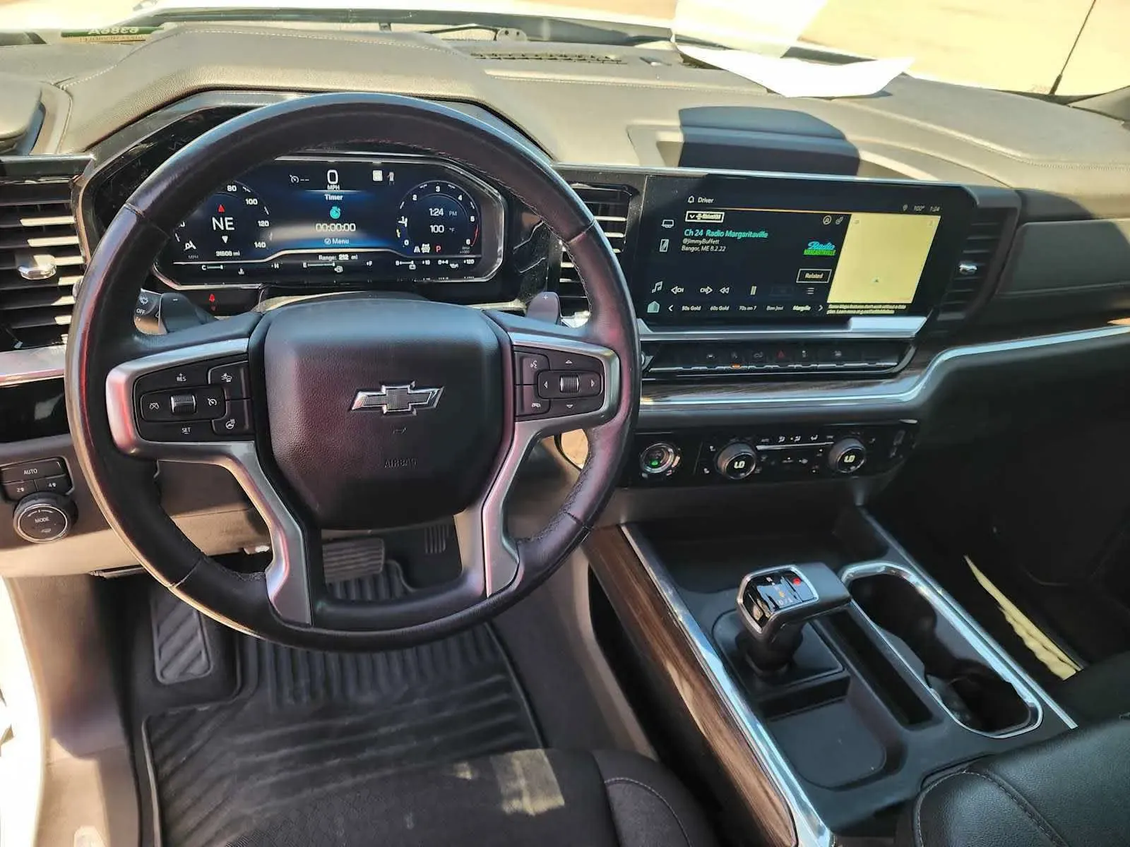 Chevrolet Silverado photo 2