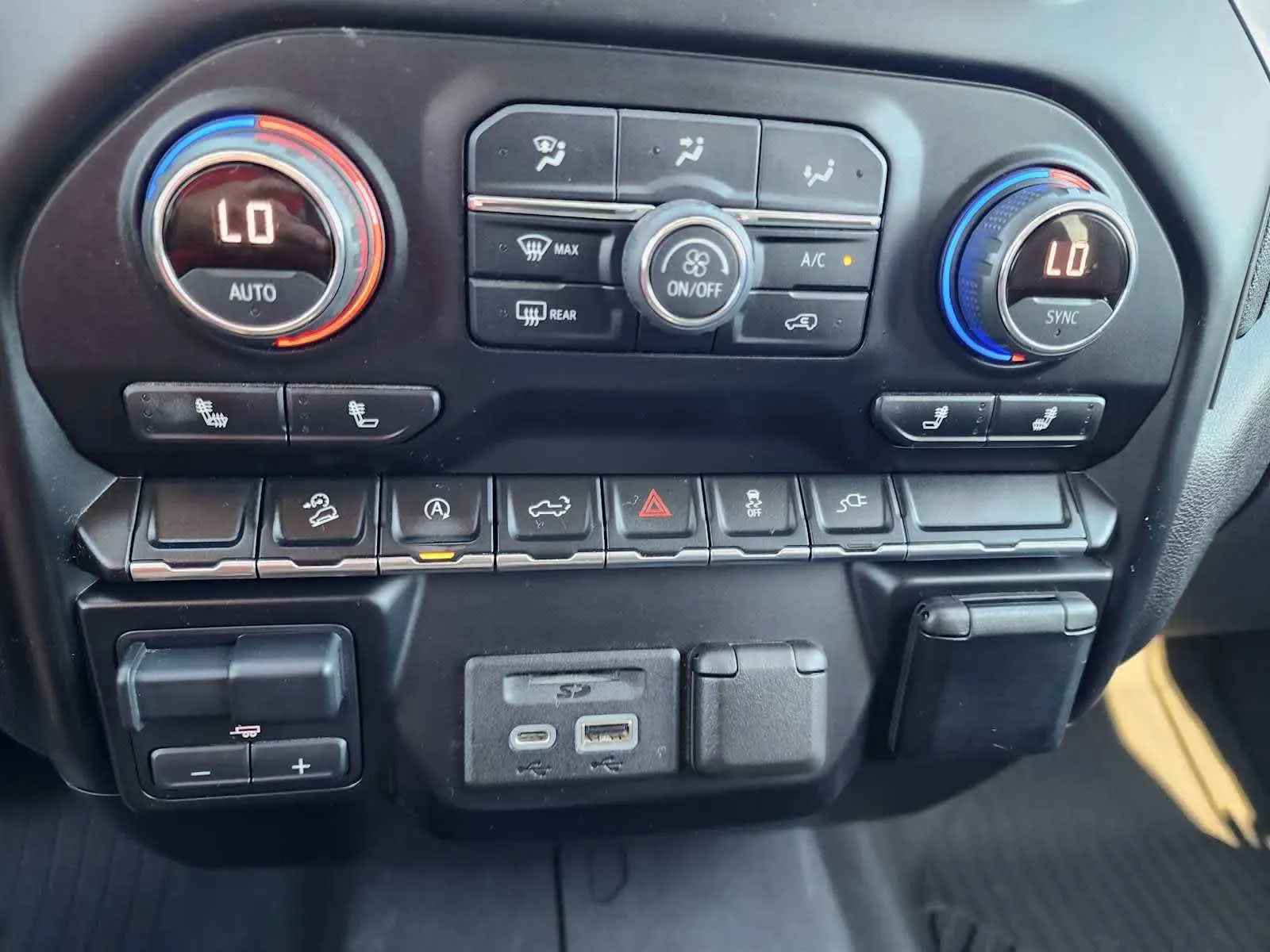 Chevrolet Silverado photo 25