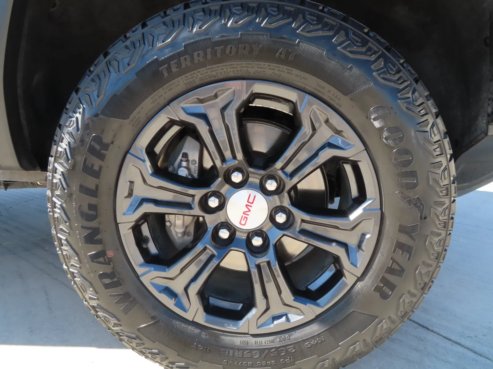 GMC Canyon photo 12