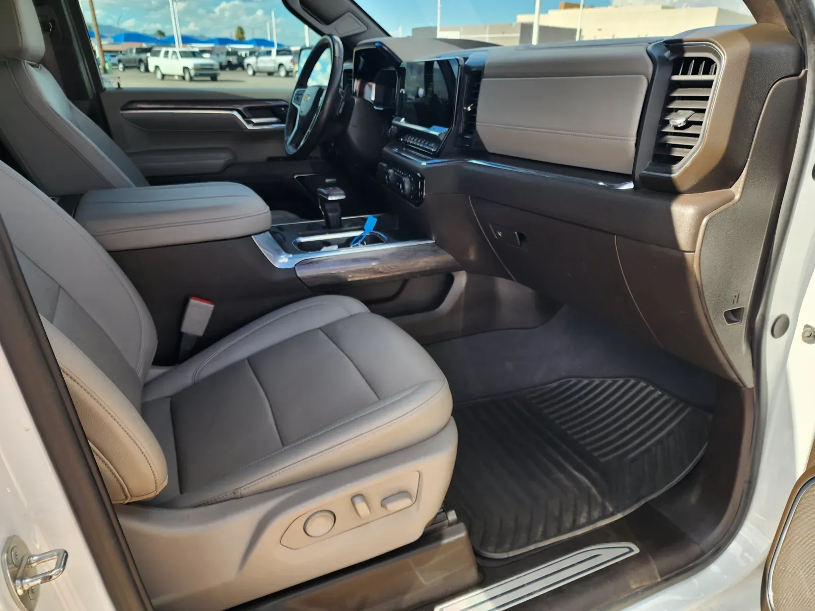 Chevrolet Silverado photo 16