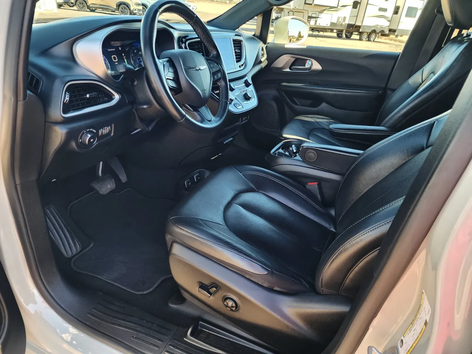 Chrysler Pacifica photo 16