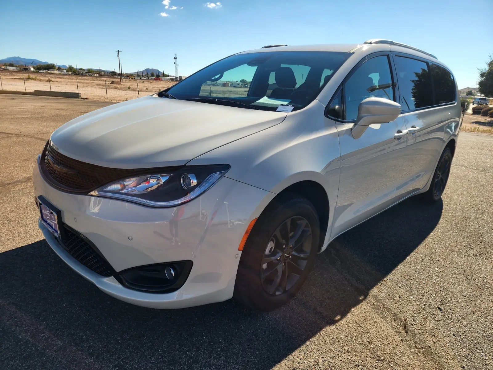 Chrysler Pacifica photo 3