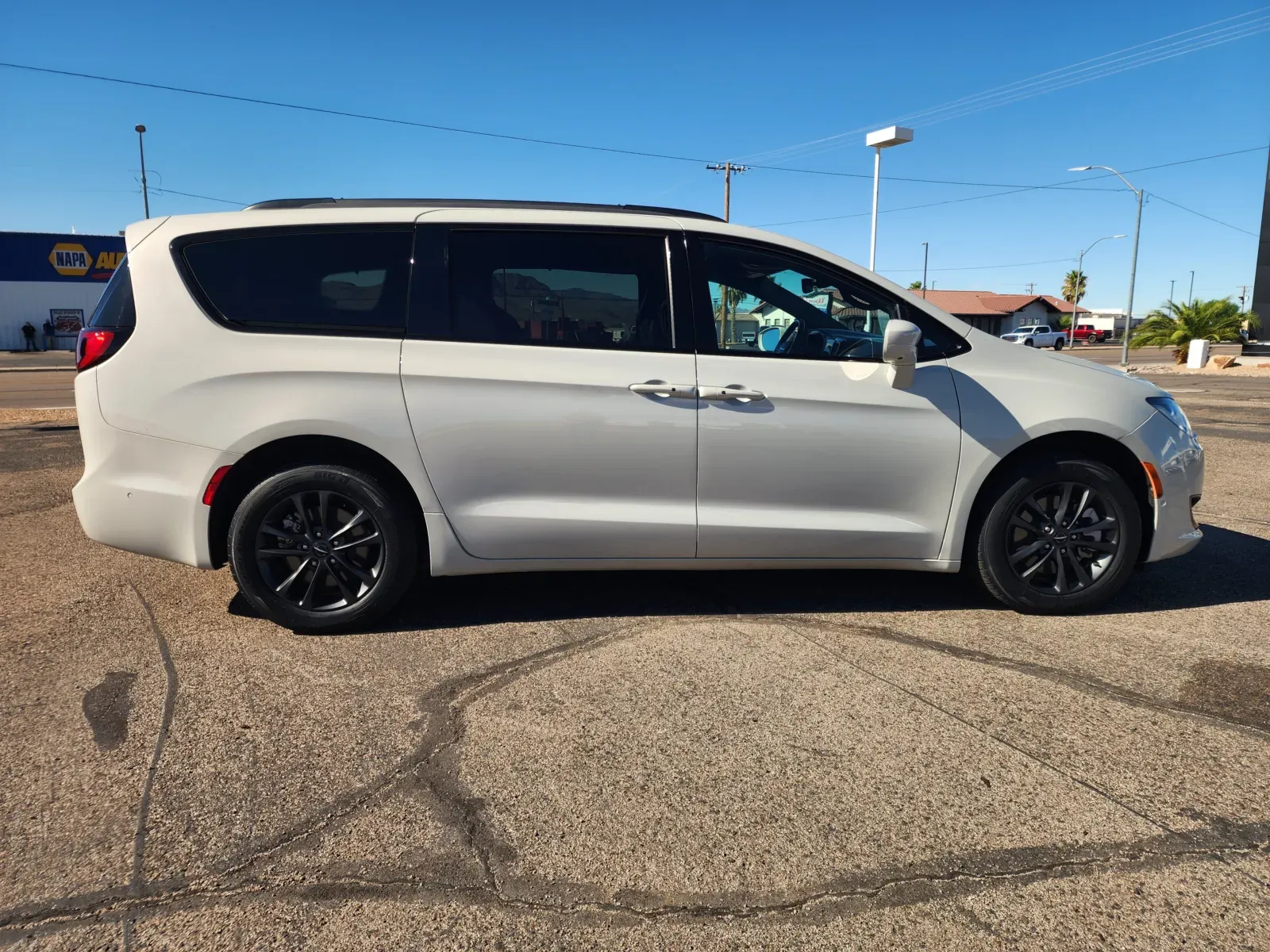 Chrysler Pacifica photo 4