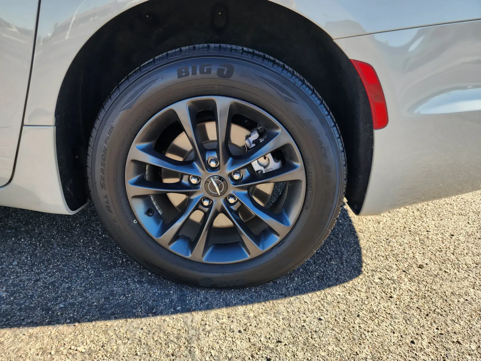 Chrysler Pacifica photo 8