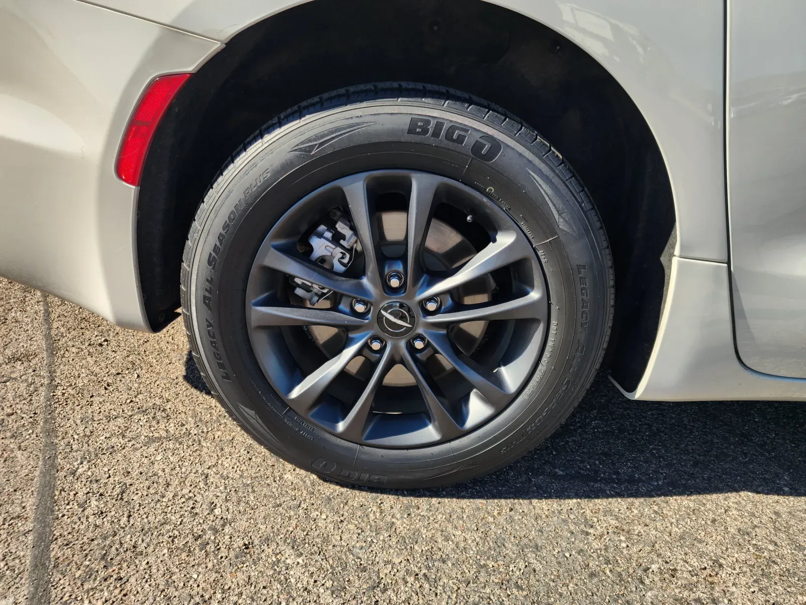 Chrysler Pacifica photo 11