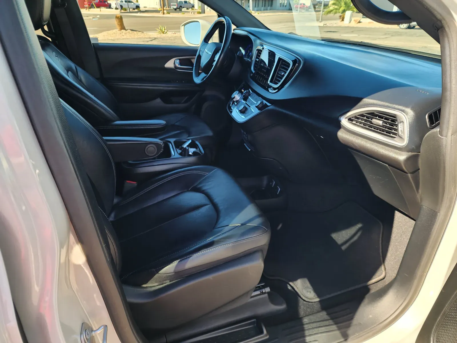 Chrysler Pacifica photo 12