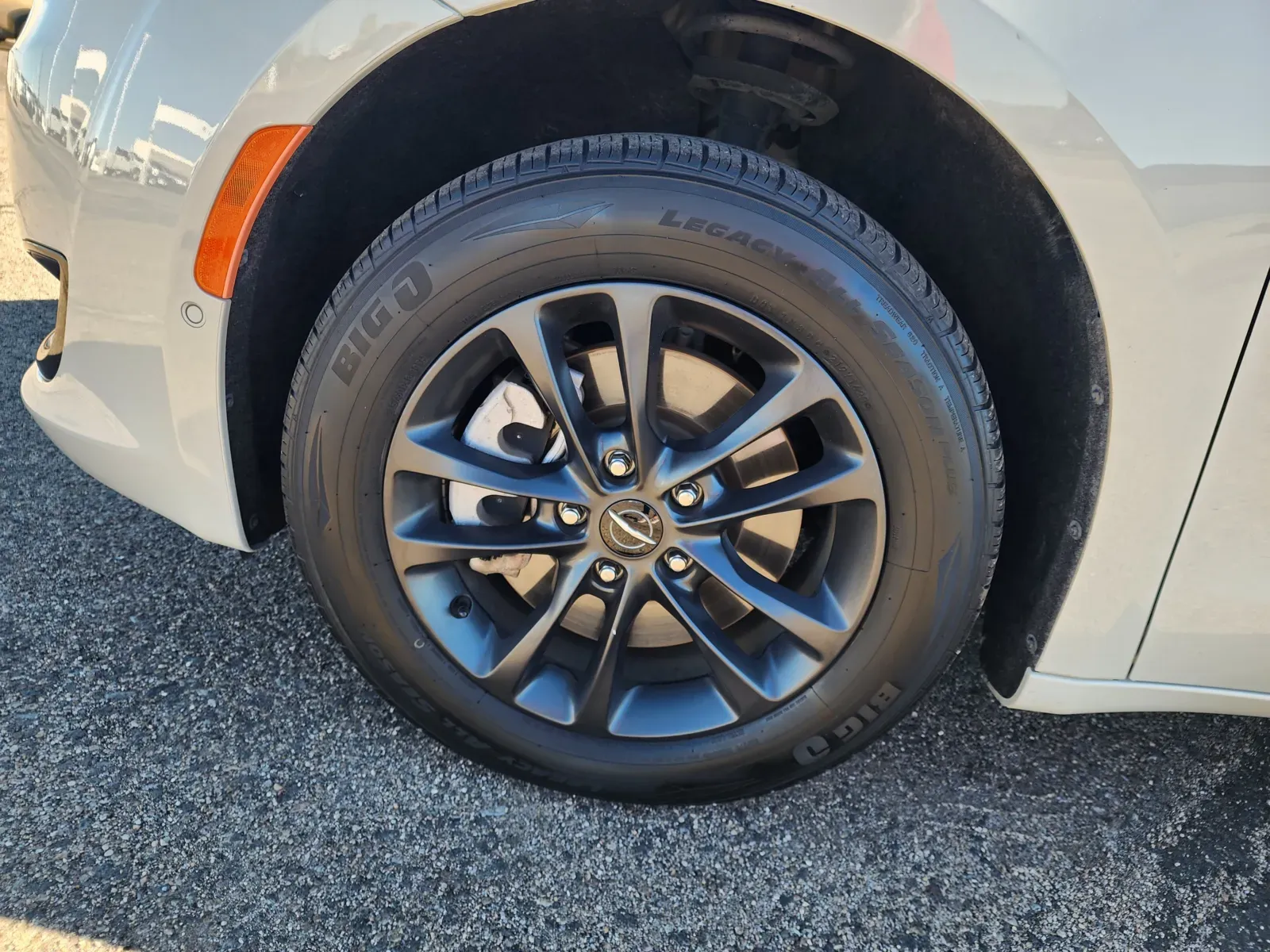 Chrysler Pacifica photo 9