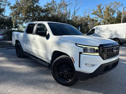 More photos of 2023 Nissan Frontier SV Crew Cab V6 w/TECH & MIDNIGHT PKG. at Evo Motors, FL