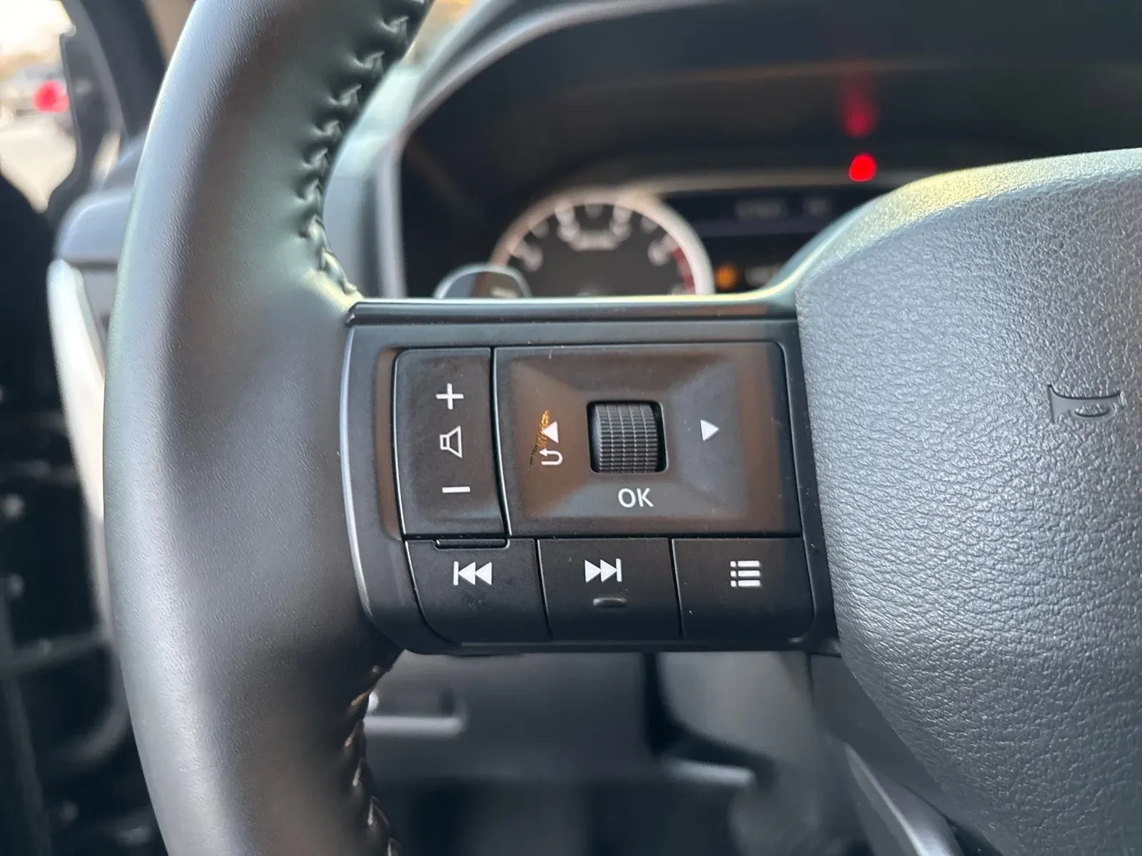 2025 Nissan Rogue SV - Photo 16
