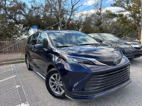 More photos of 2021 Toyota Sienna LE at Evo Motors, FL