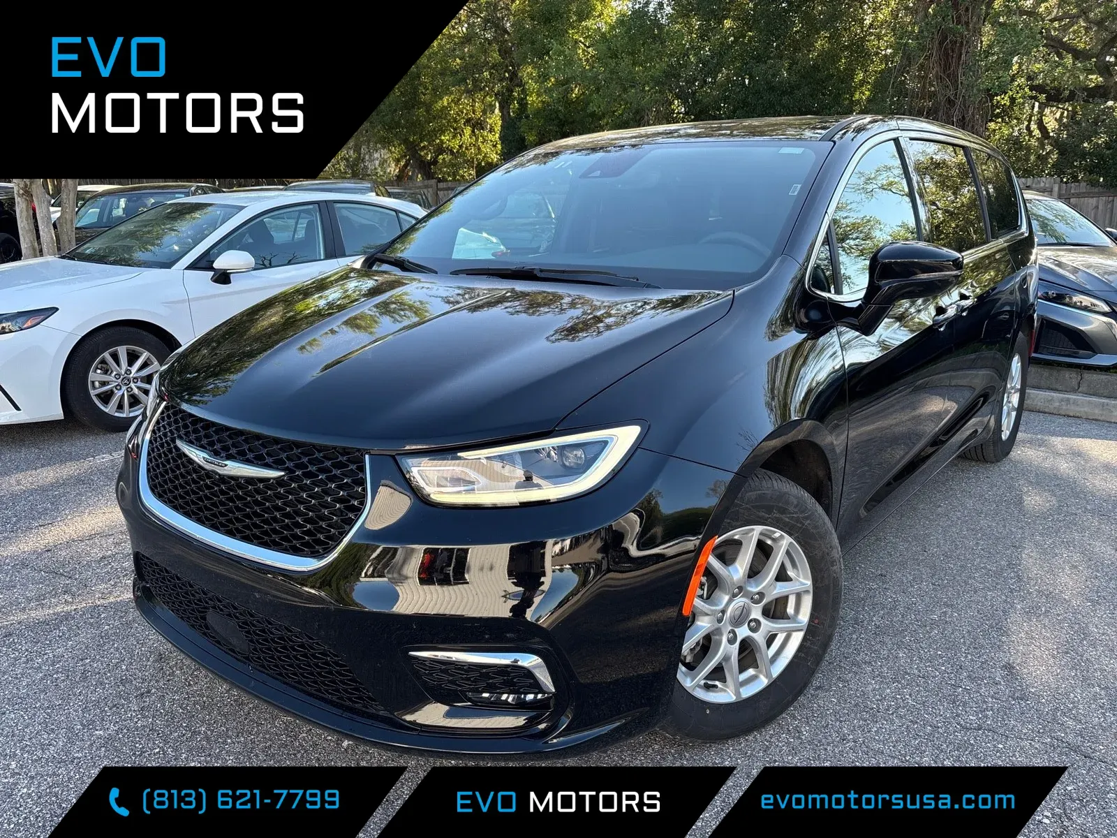 2025 Chrysler Pacifica Select's photo