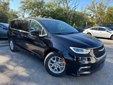 More photos of 2025 Chrysler Pacifica Select at Evo Motors, FL