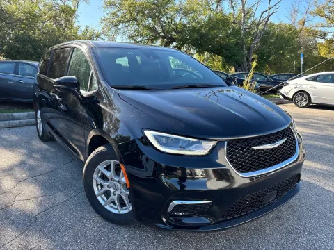 More photos of 2025 Chrysler Pacifica Select at Evo Motors, FL