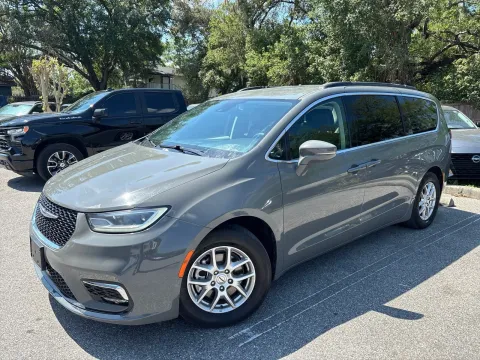 Photos of 2022 Chrysler Pacifica Touring L for sale in Seffner, FL at Evo Motors