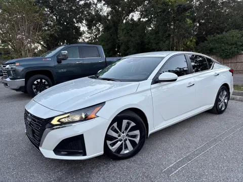 Photos of 2023 Nissan Altima 2.5 S for sale in Seffner, FL at Evo Motors