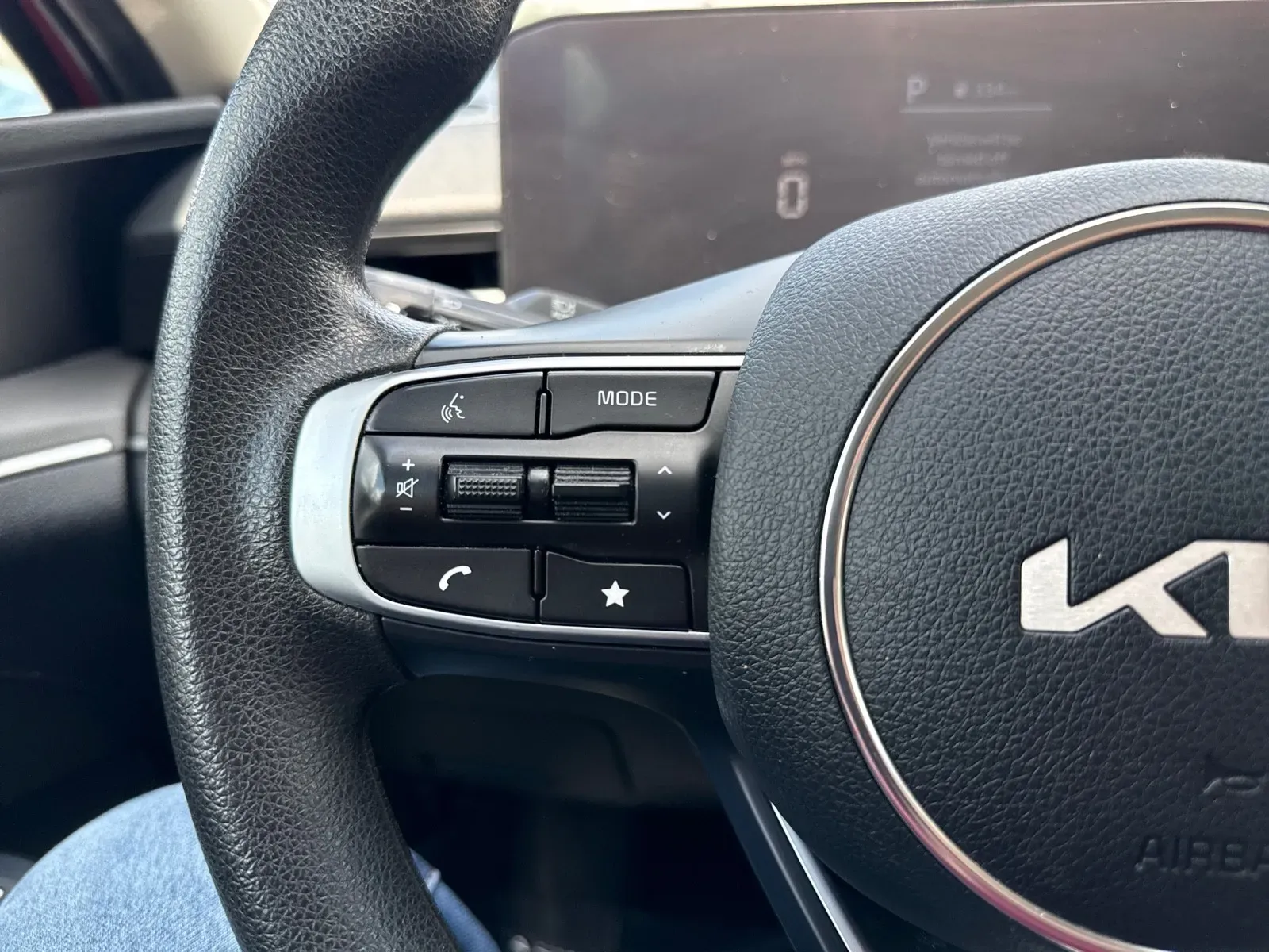 2025 Kia K5 LXS - Photo 18