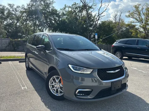 More photos of 2025 Chrysler Pacifica Select at Evo Motors, FL