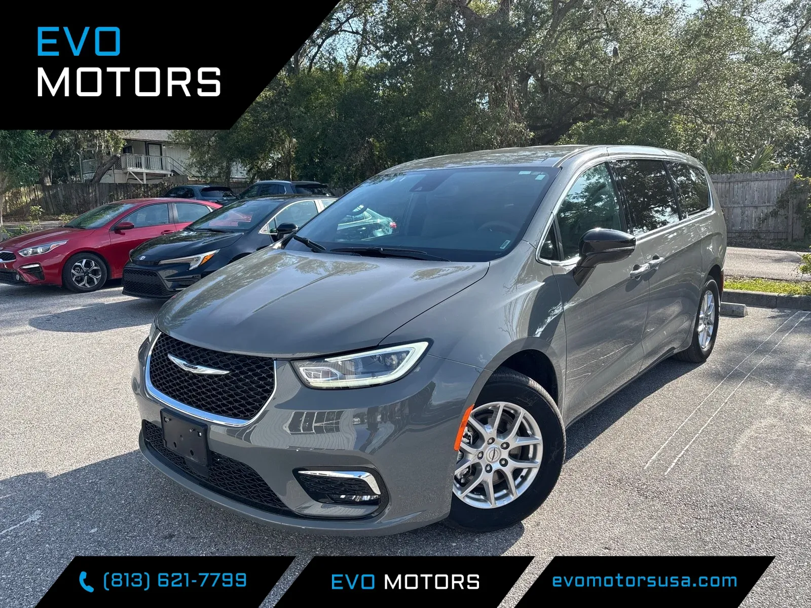 2025 Chrysler Pacifica Select's photo
