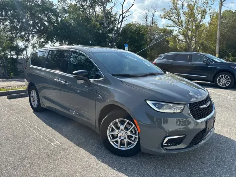More photos of 2025 Chrysler Pacifica Select at Evo Motors, FL