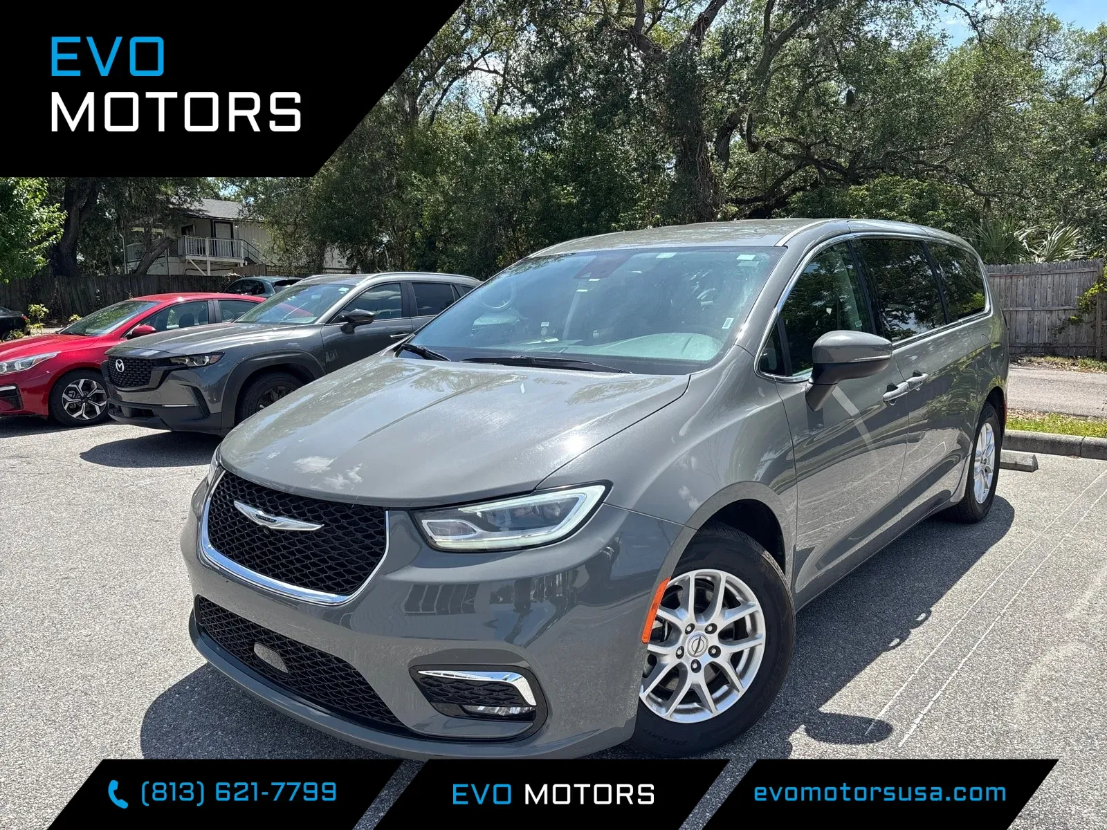 2023 Chrysler Pacifica Touring L's photo