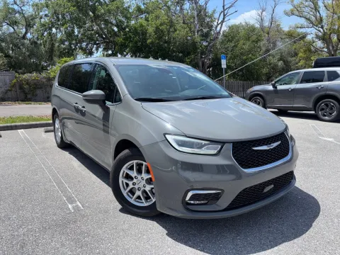 More photos of 2023 Chrysler Pacifica Touring L at Evo Motors, FL