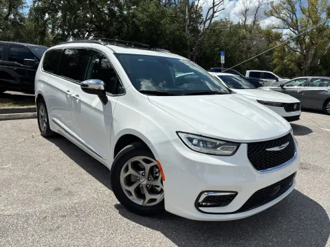 More photos of 2023 Chrysler Pacifica Limited at Evo Motors, FL