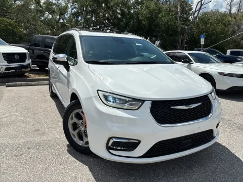 More photos of 2023 Chrysler Pacifica Limited at Evo Motors, FL
