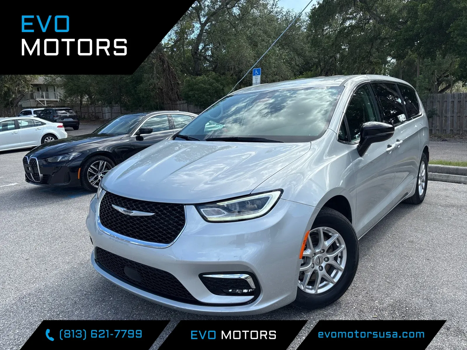 2024 Chrysler Pacifica Touring L's photo