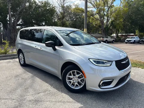 More photos of 2024 Chrysler Pacifica Touring L at Evo Motors, FL